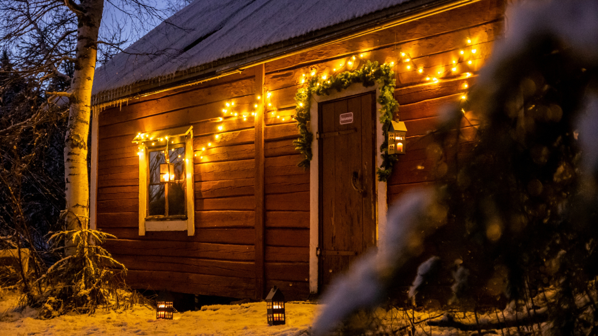 jouluinen savusauna jouluvaloilla VillaValkeassa